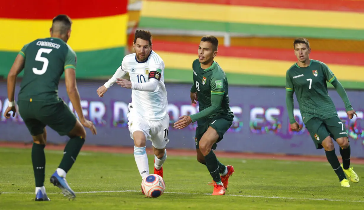 Pemain Argentina Lionel Messi (kedua kiri) menggiring bola saat menghadapi Bolivia pada pertandingan kualifikasi Piala Dunia 2022 di La Paz, Bolivia, Selasa (13/10/2020). Argentina puncaki klasemen kualifikasi Piala Dunia 2022 zona Conmebol usai menundukkan Bolivia 2-1. (AP Photo/Juan Karita)