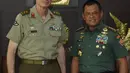 Panglima TNI Jenderal TNI Gatot Nurmantyo berpose bersama  Kepala Staf Angkatan Darat (KSAD) Australia Letnan Jenderal Angus Campbell seusai keduanya melakukan pertemuan tertutup di Mabes TNI Cilangkap, Jakarta Timur, Rabu (8/2). (HO/TNI/AFP)