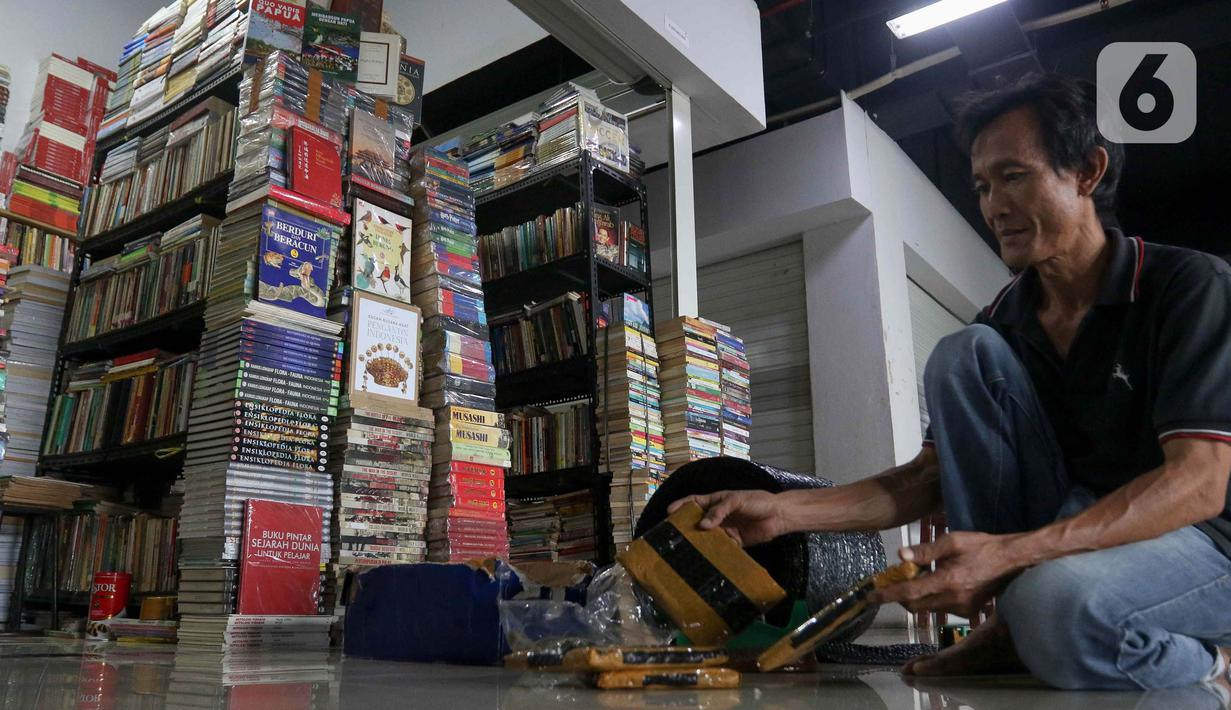 Hal ini berimbas pada menurunnya omset penjualan buku secara offline. (Liputan6.com/Herman Zakharia)