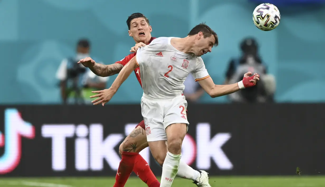 Bek timnas Spanyol, Cesar Azpilicueta berebut bola dengan gelandang Swiss, Steven Zuber pada perempat final Euro 2020 di Krestovsky Stadium, Saint Petersburg, Sabtu (3/7/2021) dini hari WIB.  Spanyol menyingkirkan Swiss 3-1 (1-1) melalui adu penalti. (Kirill Kudryavtsev, Pool via AP)