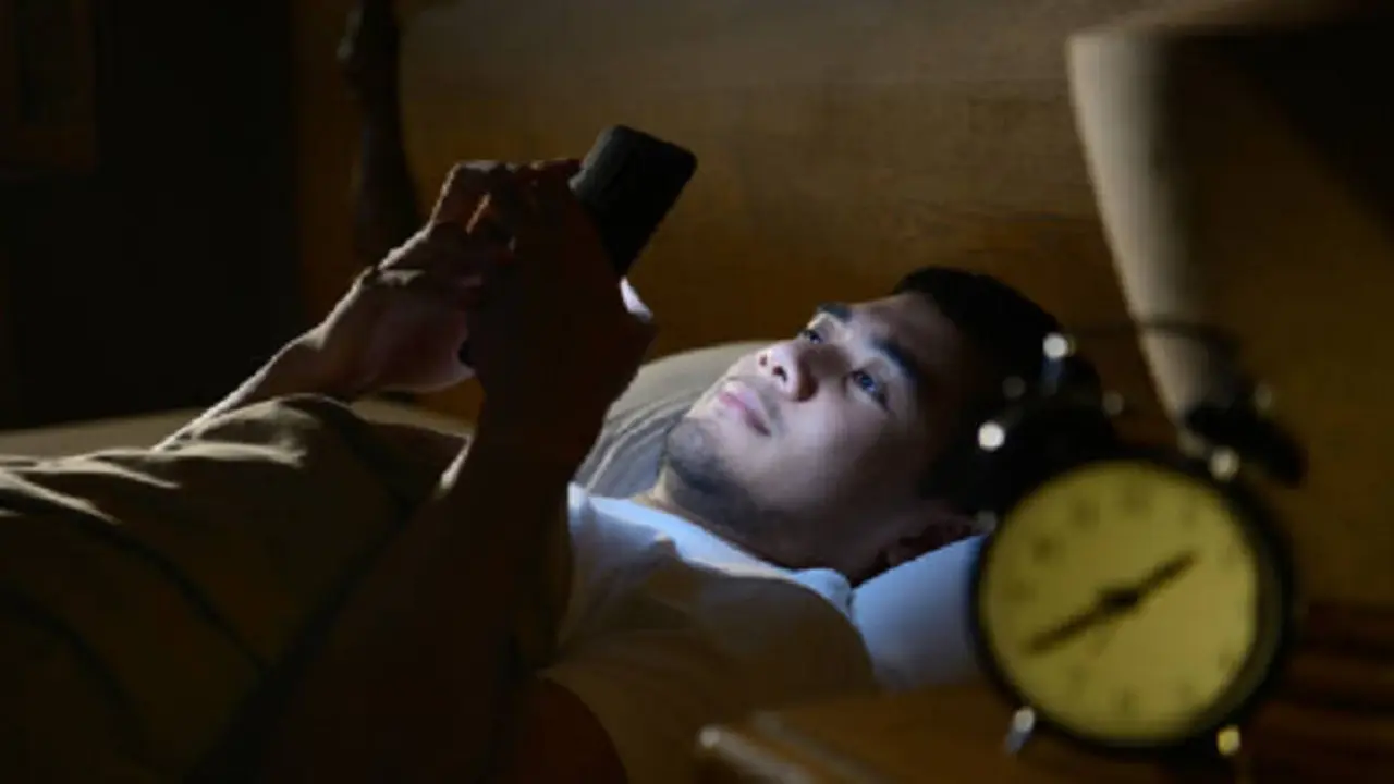 Waspada, Suka Bermain Gadget Sebelum Tidur Bisa Menurunkan Kualitas Sperma
