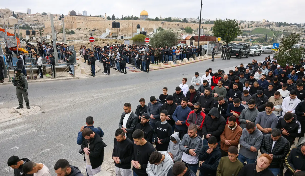 Masjid Kubah Batu di kompleks Masjid Al-Aqsa terlihat saat umat Islam Palestina berkumpul untuk salat Jumat di Yerusalem Timur pada 29 Desember 2023. (AHMAD GHARABLI/AFP)