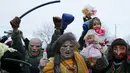 Warga mengenakan kostum seram saat melakukan perayaan hari libur Malanka di desa Krasnoyarsk, Chernivtsi, Ukraina, (14/1). Festival Malanka merupakan perayaan kaum pagan di Ukraina yang dirayakan setiap 13 Januari. (REUTERS/Valentyn Makarenko)