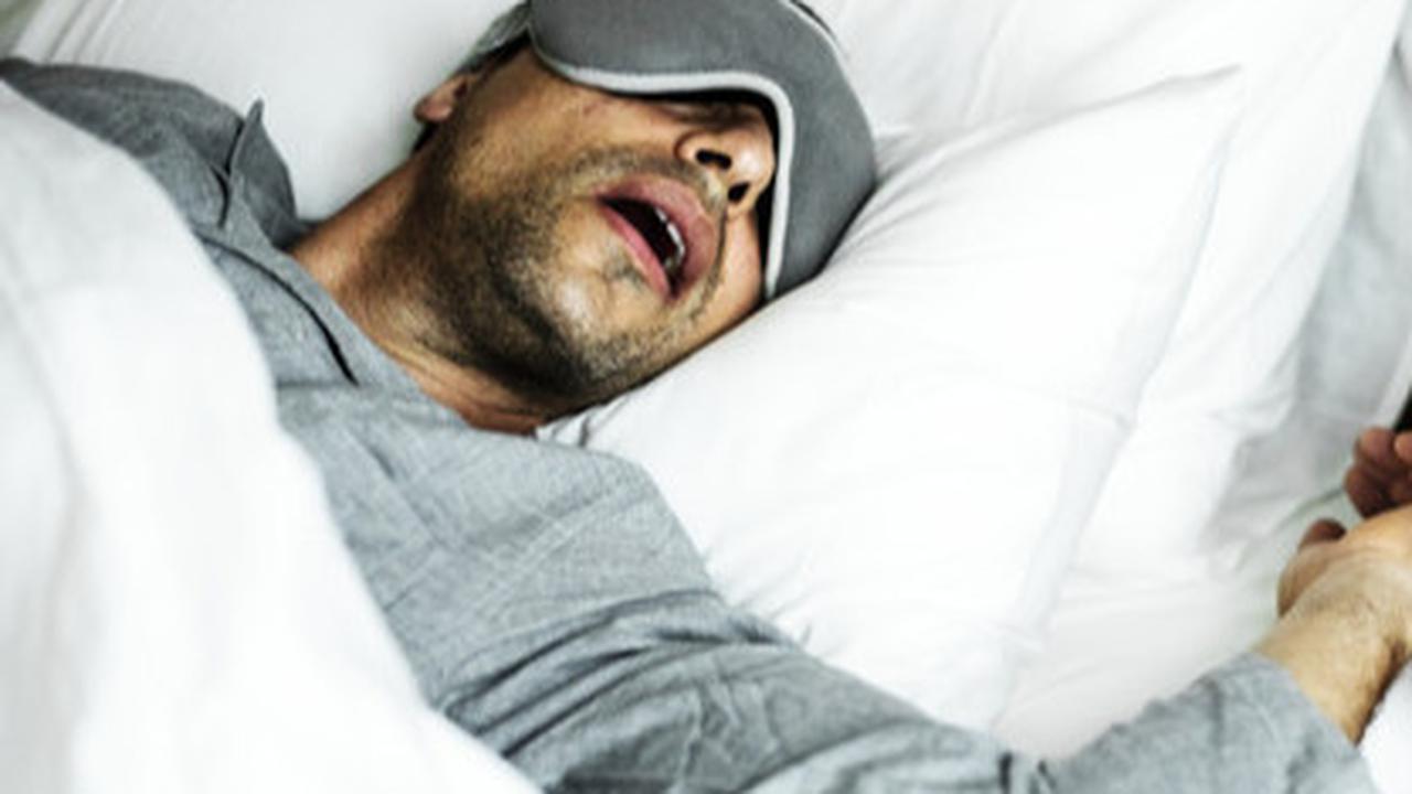 Gambar Ilustrasi Seorang Laki-Laki Mendengkur Saat Tidur