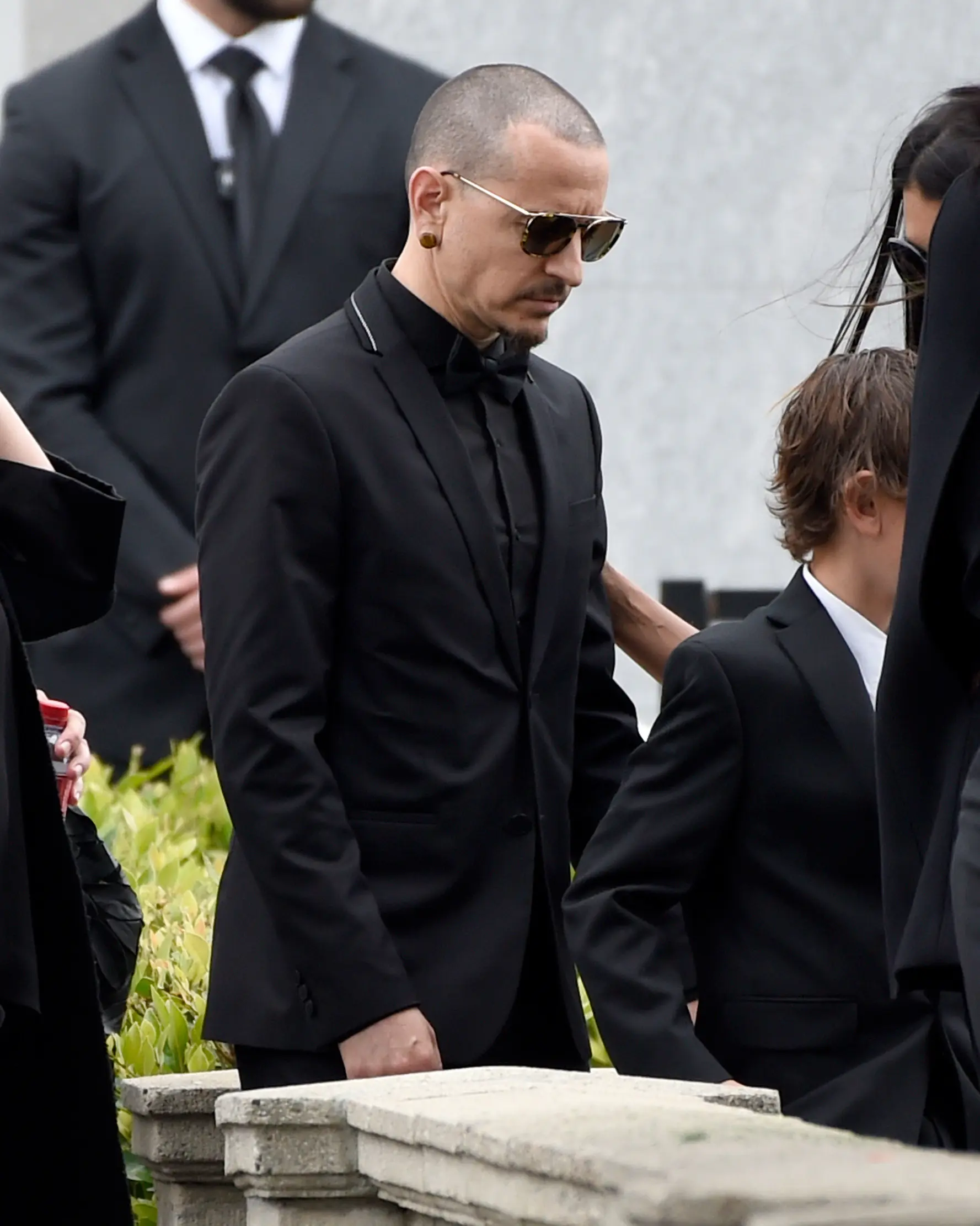 Vokalis Linkin Park, Chester Bennington saat menghadiri pemakaman Chris Cornell di Hollywood Forever Cemetery di Los Angeles, AS (26/5). Chris Cornell dinyatakan meninggal pada pukul 1.30 pagi pada Kamis (18/5/2017). (Photo by Chris Pizzello/Invision/AP)