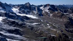 Area ski Gletser Stubai terlihat di dekat Innsbruck, Austria, 25 September 2023. Hasil penelitian University of Leeds dan University of Essex menunjukkan, pencairan gletser di Pegunungan Alpen telah terjadi pada tingkat yang belum pernah terjadi sebelumnya karena perubahan iklim. (AP Photo/Matthias Schrader)