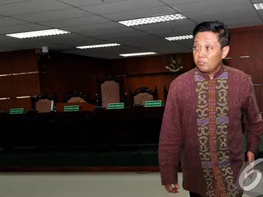 Machfud Suroso menghadiri sidang perdana di Pengadilan Tipikor, Jakarta, Kamis (18/12/2014). (Liputan6.com/Miftahul Hayat)