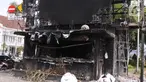 Kondisi pos polisi di perempatan Harmoni, Jakarta, yang hangus saat kericuhan unjuk rasa menolak pengesahan UU Cipta Kerja, Jumat (9/10/2020). Unjuk rasa tersebut berakhir ricuh dan mengakibatkan sejumlah fasilitas umum rusak. (Liputan6.com/Angga Yuniar)