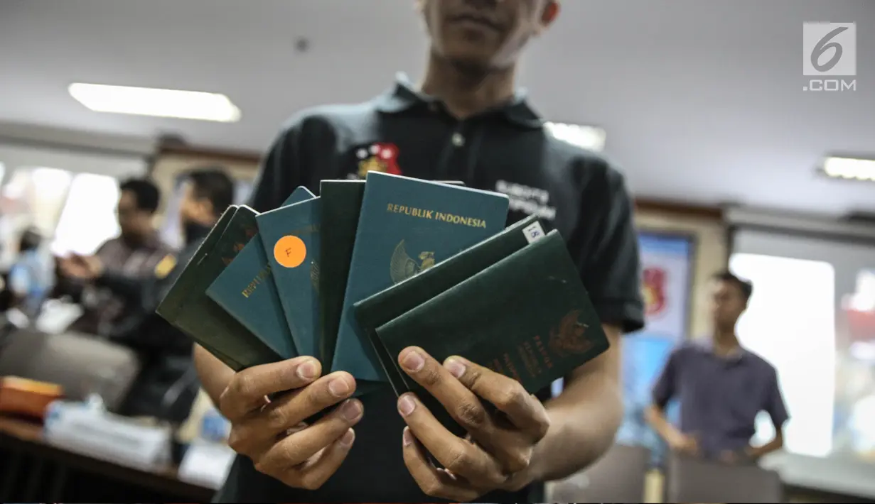 Barang bukti berupa paspor yang diamankan pada kasus perdagangan orang ke Suriah dan Abu Dhabi saat rilis di Bareskrim Mabes Polri, Kamis (10/8). Selain itu, ada juga barang bukti seperti 10 visa Timur Tengah dan buku tabungan (Liputan6.com/Faizal Fanani)