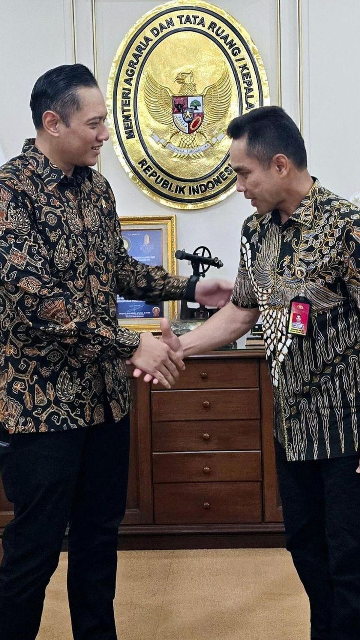 "Kita yakin sampai di sana. Sesuai lagu karangan Pak SBY ini," tutupnya. <br>
