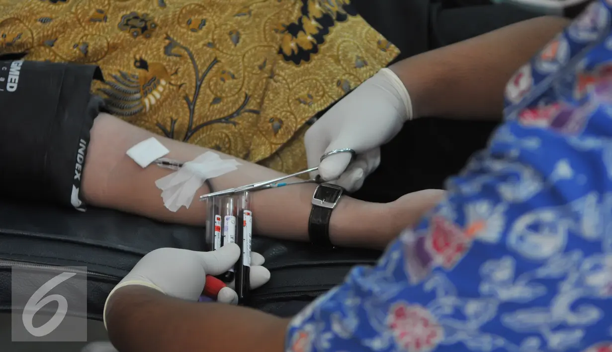 Petugas mengambil darah seorang karyawan saat aksi donor darah di ruang rapat BPPK Kemenlu, Jakarta, Jumat (24/7/15). Aksi donor darah tersebut menyambut hari kemerdekaan Indonesia pada tanggal 17 agustus nanti. (Liputan6.com/Herman Zakharia)