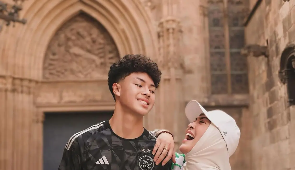 Penampilannya itu serasi dengan sang ibu yang juga mengenakan jersey saat berpelesiran di Barcelona.  [@keanu_massaid].