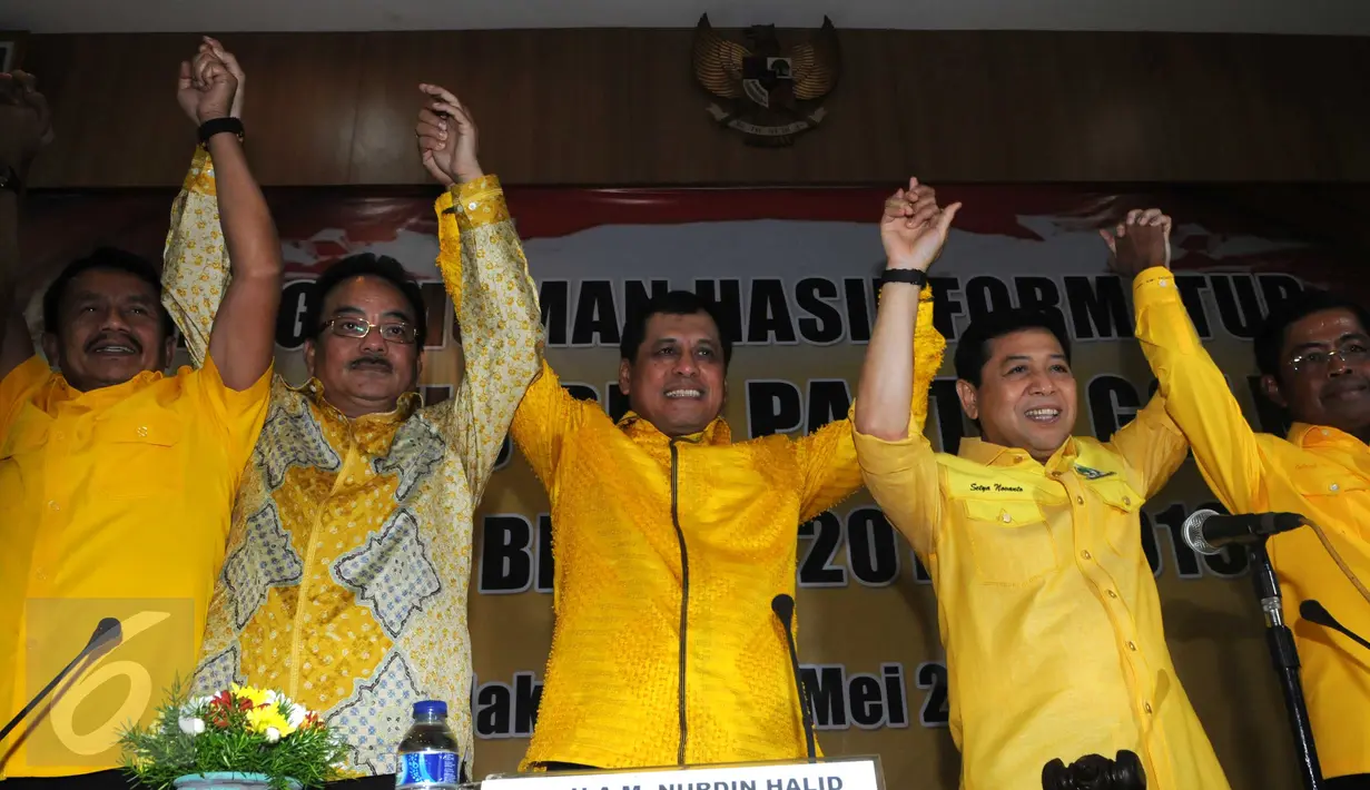  Ketua Umum Partai Golkar Setya Novanto (kedua kanan) bersalaman dengan kader Golkar di DPP Golkar, Jakarta, Senin (30/5). Menurut kabar ada lebih dari 200 orang yang menjadi pengurus Golkar 2016-2019. (Liputan6.com/Helmi Afandi)