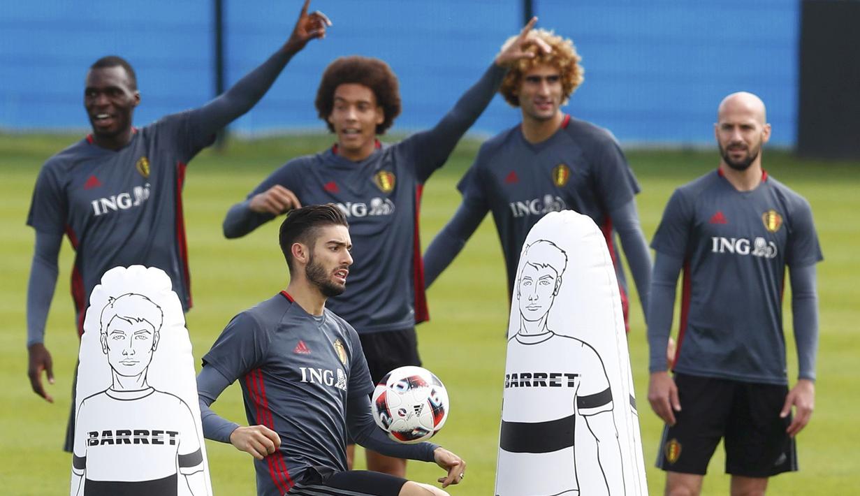 Para pemain Belgia berlatih stategi  jelang melawan Wales pada perempat final piala Eropa 2016 di  Girondins de Bordeaux, Le Haillan, Prancis, (28/6/2016). (REUTERS/Regis Duvignau)