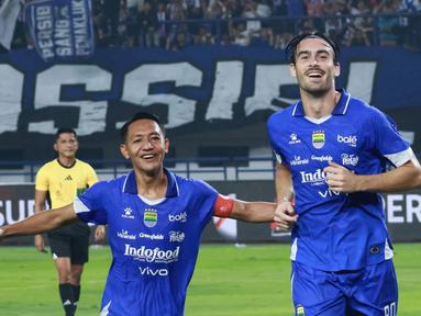Pemain Persib Bandung, Andrew Jung, melakukan selebrasi setelah mencetak gol ke gawang Persik Kediri pada laga pekan ke-25 BRI Super League 2025/2026 di Stadion Gelora Bandung Lautan Api, Soreang, Senin (09/03/2026) malam WIB. (Bola.com/Erwin Snaz)