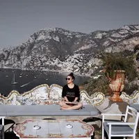 Sambil travelling, gaya 5 seleb ini seru banget buat kamu jadikan inspirasi. (Sumber foto: nikitawillyofficial94/instagram)