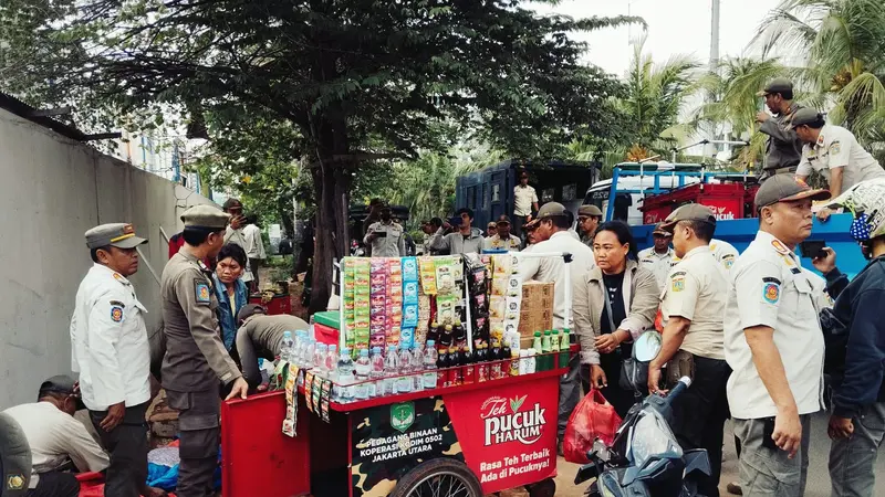 Satpol PP Kelapa Gading, Jakarta Utara menertibkan pedagang kaki lima (PKL) di Jalan Bulevard Artha Gading.