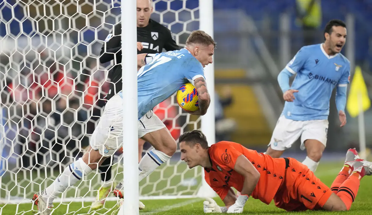 Lazio langsung merespon gol kedua Udinese lewat gol yang dicetak Ciro Immobile hanya satu menit berselang. Lazio pun memperkecil ketertinggalan menjadi 1-2. (AP/Gregorio Borgia)