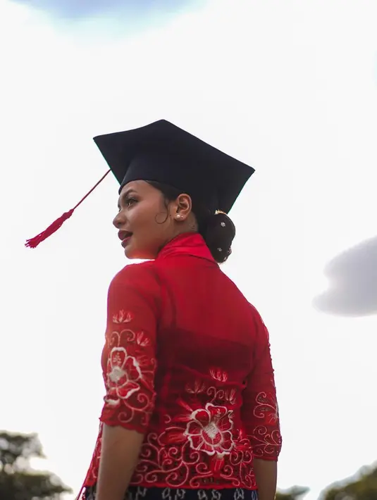 Unggah foto wisuda di Instagram, ucapan selamat ramai dibubuhkan warganet dan sahabat Amel Carla di kolom komentar unggahannya, mulai dari Febby Rastanty hingga Tissa Biani. Kenakan kebaya merah simpel dan tatanan rambut disanggul rapi, Amel Carla makin cantik di hari wisudanya. Meski foto tersebut candid, namun tak mengurangi pesona lawan main Hanggini di film Geez & Ann. (Liputan6.com/IG/@amelcarla)