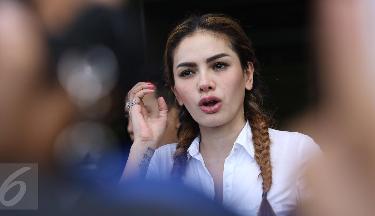 Artis Nikita Mirzani memberi keterangan kepada awak media di Mapolres Metro Jakarta Selatan, Jumat (23/12). Nikita dipanggil untuk dimintai keterangan sebagai saksi terkait kasus pemukulan asisten Julia Perez. (Liputan6.com/Herman Zakharia)