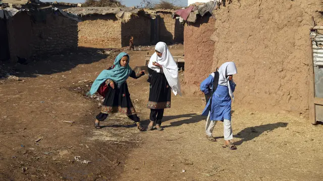 Potret Anak-Anak Pengungsi Afghanistan saat Sekolah di Pakistan