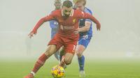Pemain Liverpool, Mohamed Salah berebut bola dengan pemain Leicester, Victor Kristiansen dalam laga lanjutan Liga Inggris 2024/2025 di Anfield, Liverpool, Inggris, Jumat (27/12/2024) WIB. (AP Photo/PA/Peter Byrne)