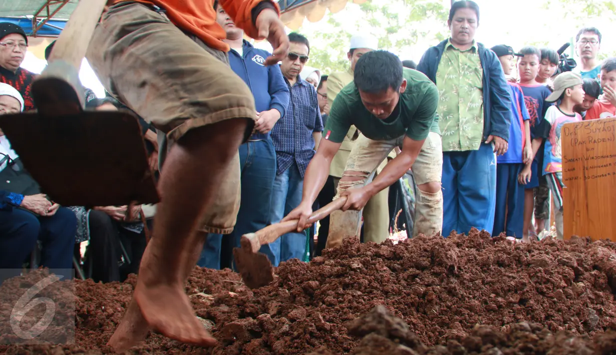 Proses pemakaman Pak Raden di TPU Jeruk Purut, Jakarta, Sabtu (31/10/2015). Pak Raden menghembuskan napas terakhirnya di Rumah Sakit Pelni Jakarta pada pukul 22.20 WIB, Jumat (30/10/2015).(Liputan6.com/Herman Zakharia)