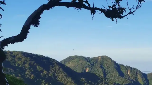Pemandangan siluet dari puncak Gunung Salahutu di Ambon.