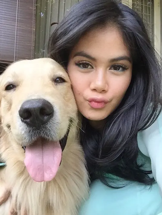 Anjing jenis golden retriever ini memang terkenal lucu dan kesetiaannya. Lihat saja, snowee tampak mengeluarkan lidahnya saat diajak selfie oleh Resyana Hikmayudi. (Liputan6.com/IG/@resyanahikmayudi)