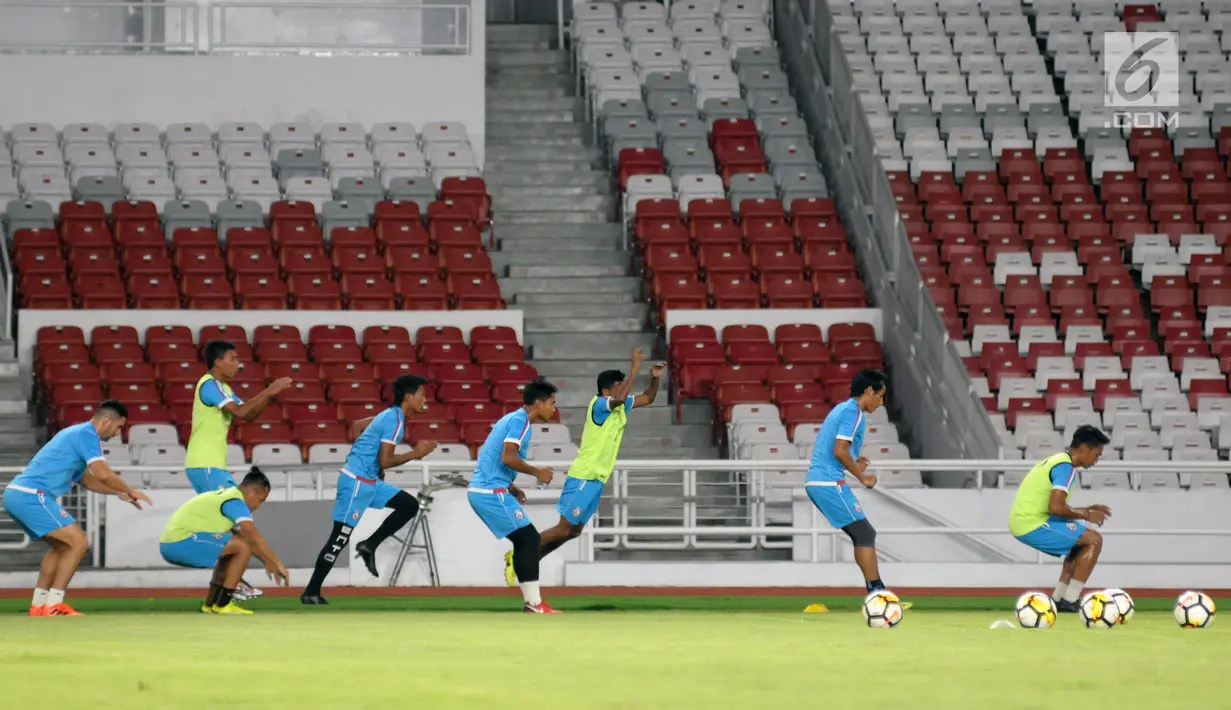 Pemain Arema melakukan pemanasan saat latihan resmi jelang laga tandang melawan Persija pada lanjutan Liga 1 Indonesia 2018 di Stadion GBK, Jakarta, Jumat (30/3). Laga kedua tim akan dihelat Sabtu (31/3). (Liputan6.com/Helmi Fithriansyah)