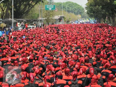 Ribuan buruh berjalan menuju bundaran Istana Merdeka,  Jakarta, Jumat (30/10/2015). Buruh menuntut agar Presiden Joko Widodo mencabut Peraturan Pemerintah Nomor 78 Tahun 2015 tentang Pengupahan. (Liputan6.com/Gempur M Surya)