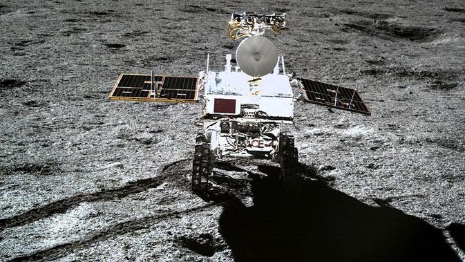 Rover penjelajah Bulan milik China, Yutu 2, dipotret menggunakan kamera dari pesawat pendarat Bulan milik China Chang'e 4 (kredit Badan Antariksa China)