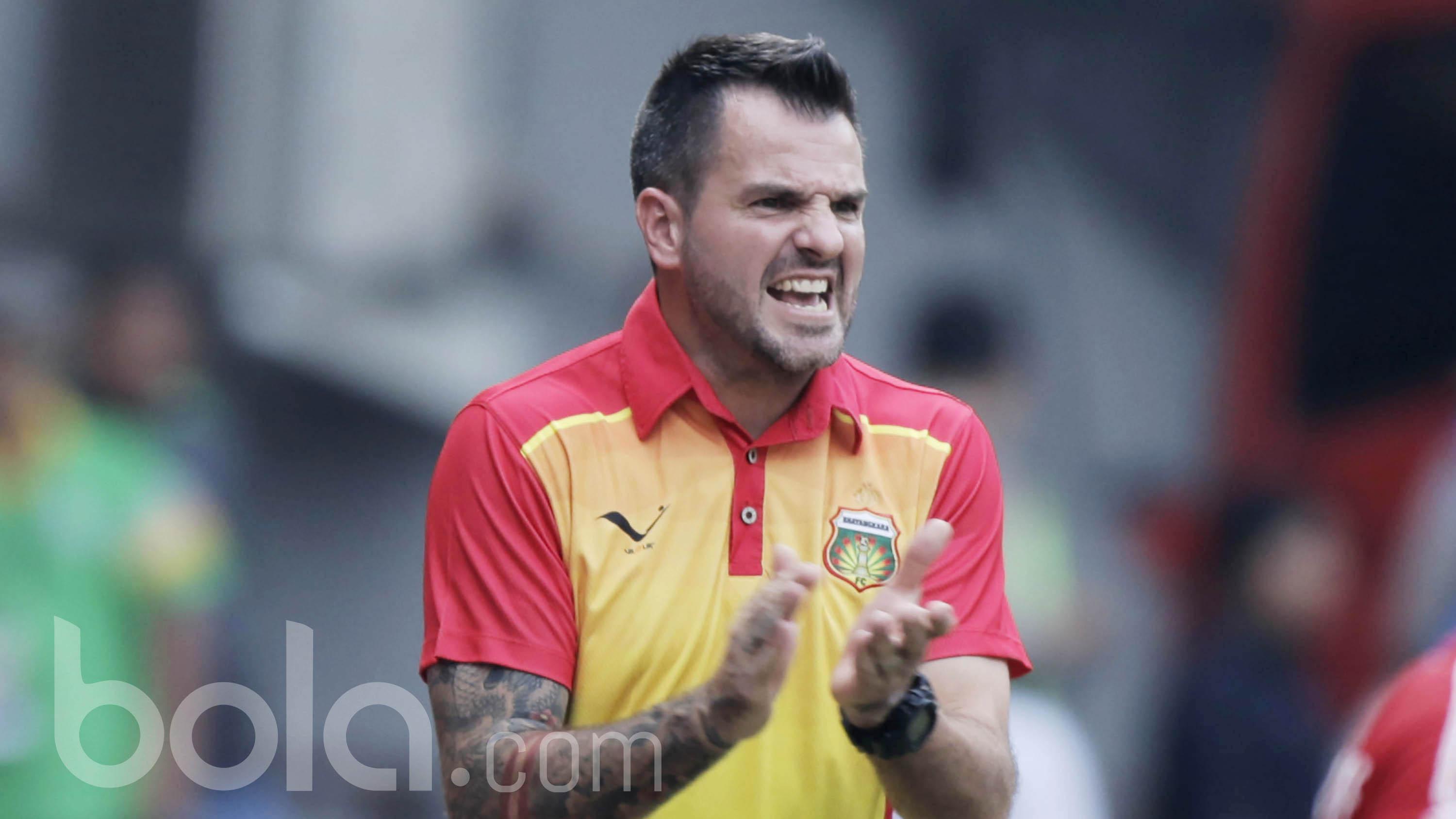 Ekspresi pelatih Bhayangkara FC, Simon McMenemy, saat memberikan arahan kepada anak asuhnya pada laga melawan Semen Padang di Stadion Patriot, Bekasi, Sabtu (20/05/2017). Bhayangkara FC menang 1-0. (Bola.com/M Iqbal Ichsan)