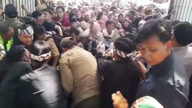 Pesta rakyat pernikahan Wakil Bupati Garut, Luthfianisa Putri Karlina, dengan Maula Akbar Mulyadi Putra, putra sulung Gubernur Jawa Barat, Dedi Mulyadi berlangsung tragis. Sebanyak tiga orang tewas dan puluhan warga menjadi korban akibat berdesakan.