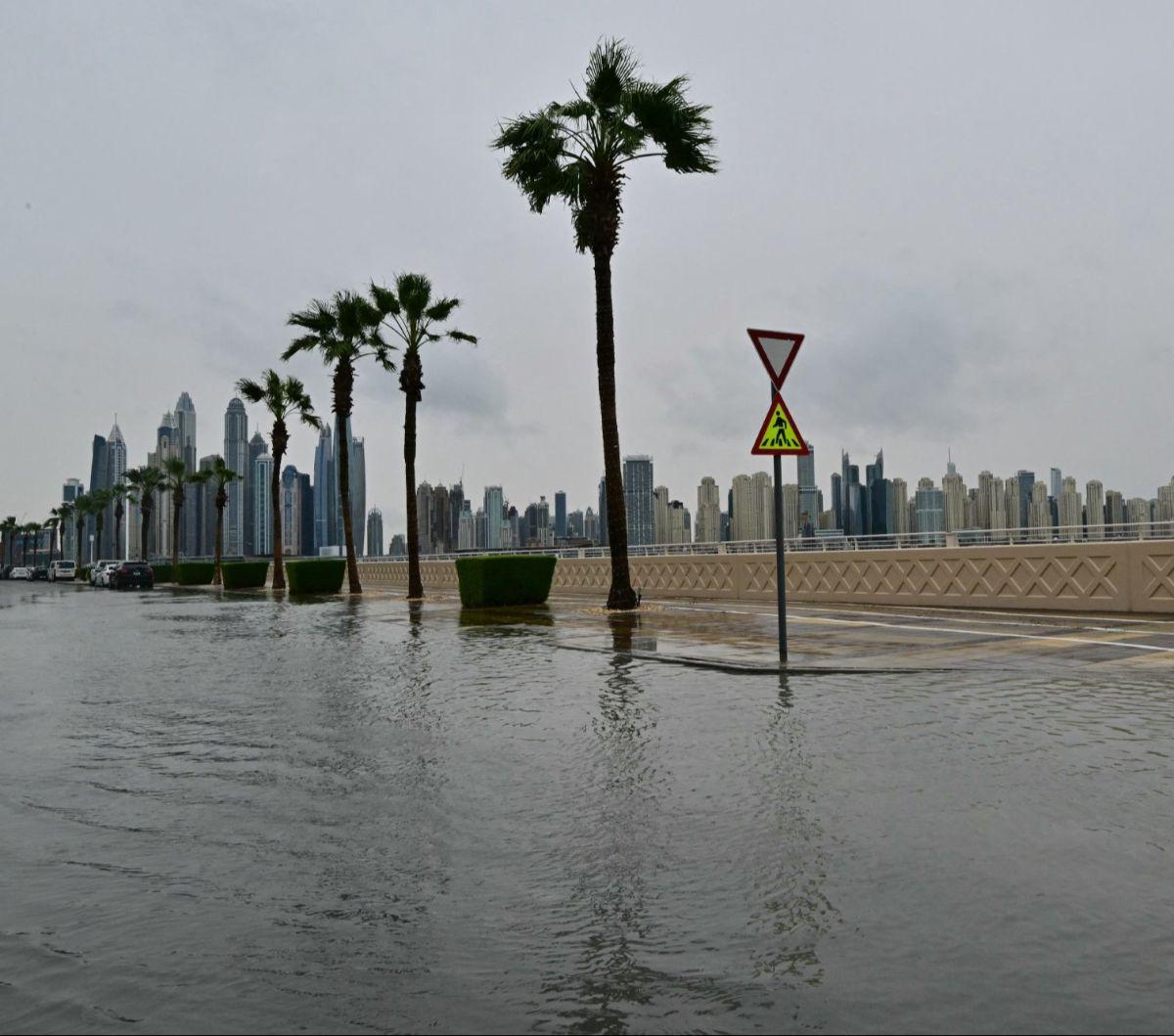 Kondisi salah satu ruas jalan yang terendam banjir di Dubai, Uni Emirat Arab, Kamis (2/5/2024).&nbsp;Uni Emirat Arab kembali diguyur hujan lebat hanya dua minggu berselang setelah rekor hujan lebat yang oleh para ahli dikaitkan dengan perubahan iklim.&nbs