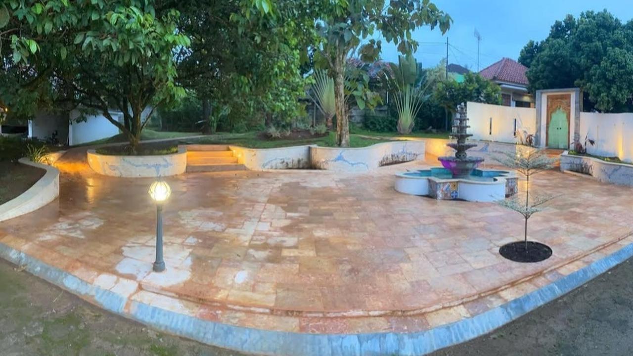 5 Potret Taman Super Luas Rumah Atalarik Syach, Ada Air Mancur Tambah Kesan Estetik - Banyak Pohon Rindang