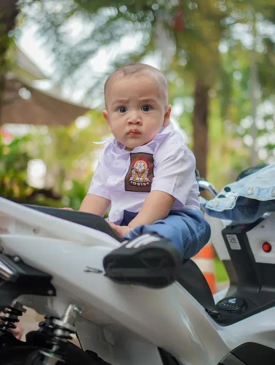<p>Dari ekspresi yang diperlihatkan, kira-kira apa yang ada di benak Rayyanza, ya? (Foto: Instagram/ raffinagita1717)</p>