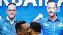 Ketua Umum Partai Demokrat Agus Harimurti Yudhoyono atau AHY (kiri) berpelukan dengan Anies Baswedan saat menyampaikan pernyataan kepada awak media usai menggelar rapat terbatas di DPP Partai Demokrat, Jakarta, Kamis (2/3/2023). Dalam rapat terbatas tersebut membahas bahwa Partai Demokrat telah resmi memberikan dukungan kepada Anies Baswedan untuk maju sebagai calon presiden pada Pemilihan Presiden 2024. (Liputan6.com/Faizal Fanani)