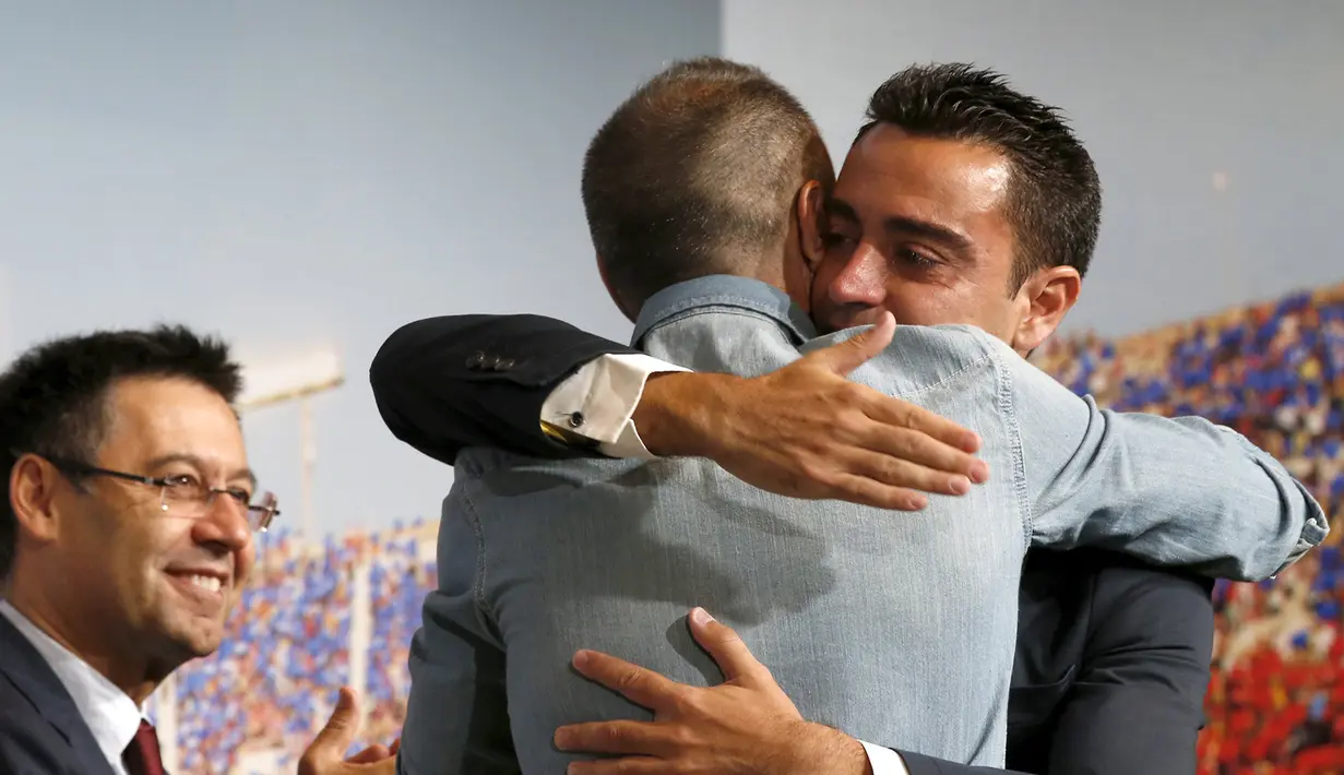 Xavi Hernandez memeluk rekan setimnya Andres Iniesta saat acara perpisahan Xavi di Auditori 1899 stadion Nou Camp, Spanyol, (3/6/2015). Xavi 673 pertandingan telah dimainkan Xavi dan mencetak 82 gol. (REUTERS/Gustau Nacarino)