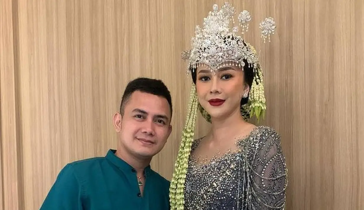 <p>Aura Kasih tampil cantik dengan mengenakan gaun bernuasa silver. Ia menyempurnakan penampilannya dengan deretan payet dan manik-manik. [Foto: instagram.com/aurakasih]</p>