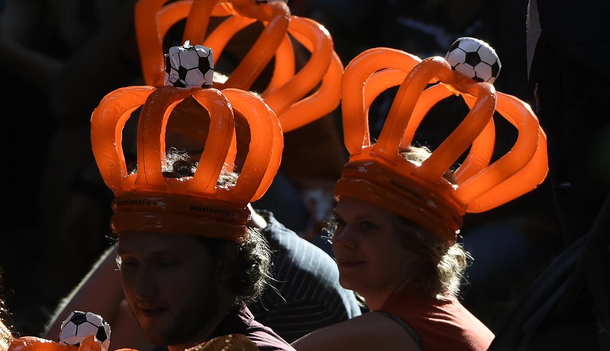 Suporter dengan atribut orange berbentuk mahkota merayakan keberhasilan timnas putri Belanda meraih trofi Piala Eropa Wanita 2017 di Sungai Utrecht, (7/8/2017). (AFP/John Thys)