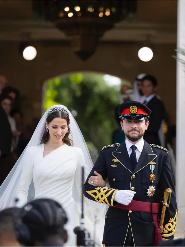 Pernikahan antara Rajwa Khaled dan Putra Mahkota Yordania Pangeran Hussein bin Abdullah. (Instagram/@queenrania)