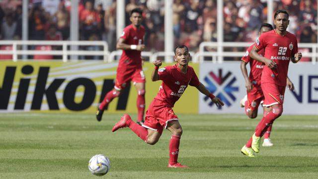 Gelandang Persija Jakarta, Riko Simanjuntak, menendang bola saat melawan Becamex Binh Duong pada laga Piala AFC. (Bola.com/M. Iqbal Ichsan)