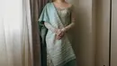Kebaya rancangan Myrna Myura itu memiliki detail embllishment yang mewah dari kombinasi payet silver, emas dan emerald green. [@chengiovanis]