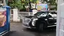 Gang sempit yang sering dibicarakan banyak selebriti rupanya bukan sebuah mitos. Pasalnya, Hesti Purwadinata menunjukkan jalanan yang sangat sempit menuju rumah Ayu Ting Ting. [TikTok/@antiq165]