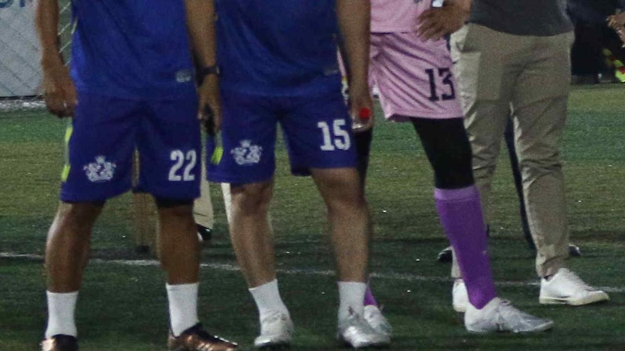 Bahkan Schmeichel secara tidak terduga ikut menendang penalti sekali.