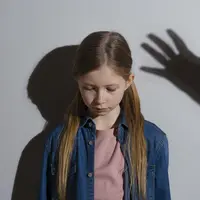 Ilustrasi anak yang sedang takut (sumber foto: freepik.com/pikisuperstar)