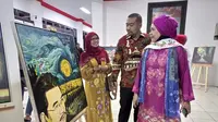 Wakil Gubernur Sumatera Barat Audy Joinaldy (tengah) dan Ketua Satupena Sumbar Sastry Bakri (kanan) memperhatikan lukisan Artificial Intelligence (AI) karya Denny JA Dok. Istimewa