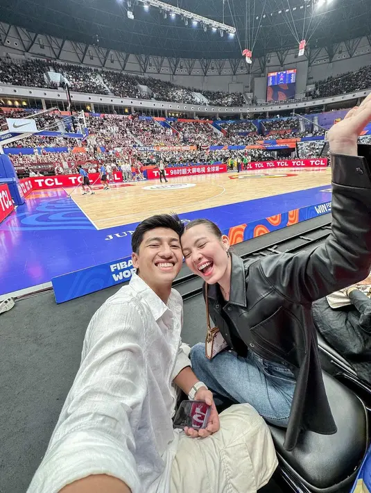 Sedangkan Haviza tampil dengan tank top hitam ditumpuk jaket kulit hitam, dan celana jeans. [Foto: Instagram/havizadevianjani]