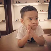 Berbagai pose Rafathar Malik Ahmad saat di foto memang selalu menggemaskan. Tak heran jika dirinya memiliki banyak penggemar walaupun masih anak-anak. (Instagram/raffinagita1717)